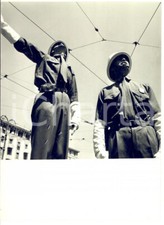 1954 GENOVA Vigili urbani osservano l'eclissi di sole *Fotografia 13x18 cm