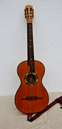 Vecchia chitarra passeggio - da,