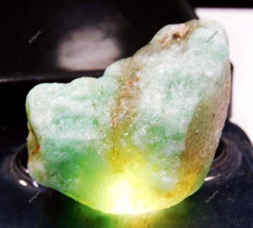 Pietra preziosa grezza sfusa