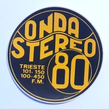 VECCHIO ADESIVO TV RADIO / Old Sticker RADIO ONDA STEREO 80 TRIESTE (cm 9)