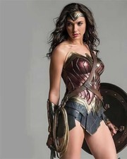 Gal Gadot Wonder Woman posa