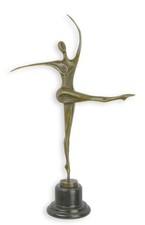 Una scultura modernista in bronzo raffigurante una donna danzante replica design