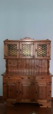 ARREDO RUSTICO IN ABETE COMPOSTO DA: VETRINA-TAVOLO-CASSAPANCA E MOBILETTO 