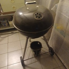 Barbecue da giardino con carrellino portatile. Lieve ammaccatura sul coperchio.