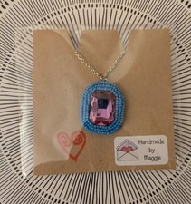 Collana fatta a mano ciondolo cristallo rosa iridescente + perline blu. Lunghezza 18 pollici.