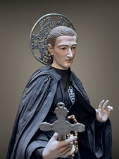 Statua figura vestita San
