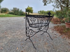 Antica culla basculante in ferro battuto colore nero grafite.