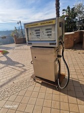 pompa di benzina vintage trasformata per vino, birra o bibite per feste