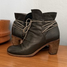 Stivaletti stringati alla