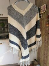 Poncho In Lana Lavorato All'uncinetto