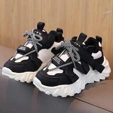 Nuove sneakers larghe per