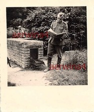 soldato tedesco legge libro