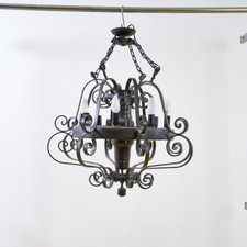 lampadario in legno vintage ricavato dalla ruota di un carro