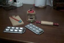 lotto misto accessori da cucina in legno ed alluminio x bambole vintage leggi...