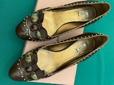 Scarpe donna MIU MIU decolleté in pelle marrone decorate con borchie e pietre. 