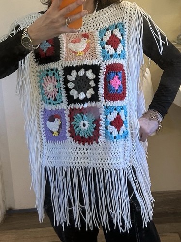 Poncho bianco con quadrati
