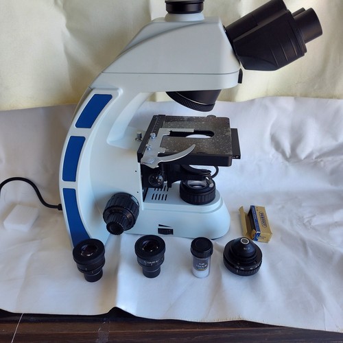 Microscopio biologico ottico