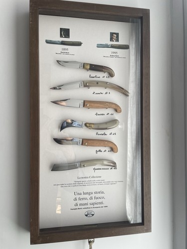 Bacheca legno con collezione - bacheca,