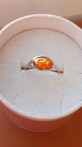 Anello con pietra simil ambra