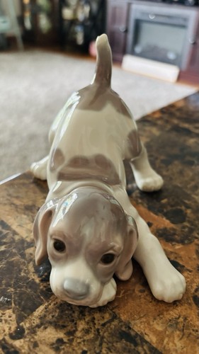Statuina cucciolo giocoso