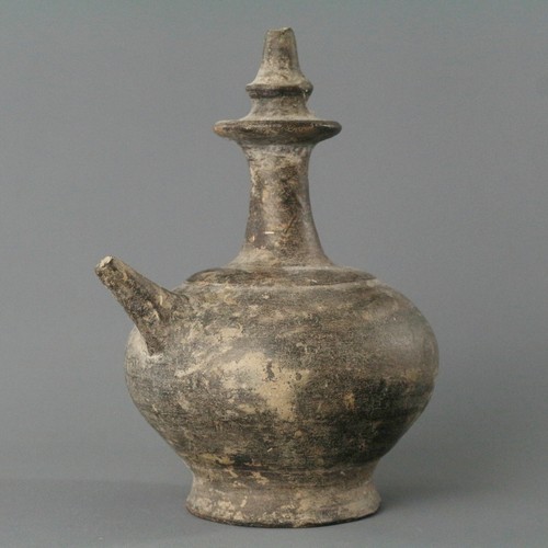 Vecchio vaso acqua cerimoniale