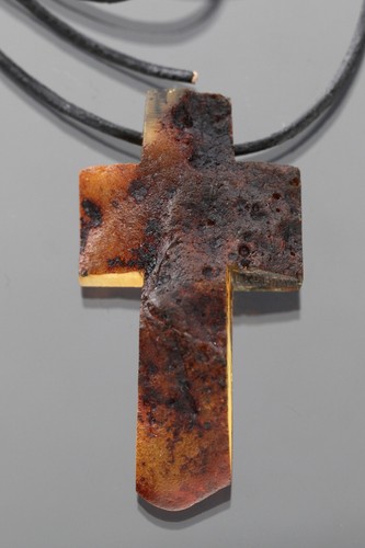 Amuleto ciondolo croce grezza