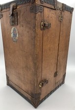 Antico baule per bambole