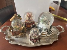 palle di vetro con neve