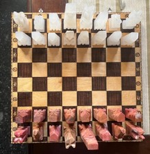 Scacchiera con base-contenitore in legno e pedine lavorate in onice, buono stato