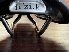 Sella NOS fi:zi'k ARIONE Tri 2 Carbon Titanium Rail bianca NUOVA IN SCATOLA