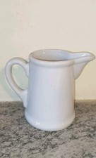 Antica brocca in ceramica bianca