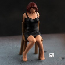 Modellino figura donna seduta