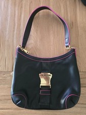 Borsa Love Moschino nera con dettagli fucsia e fibbia dorata