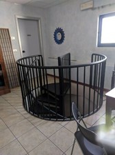 Scala a chiocciola in ferro, ottimo stato, inclusa decorazione in legno