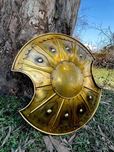 Scudo troiano intagliato - , a
