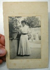 ANTICA FOTO CARTONATA - RAGAZZA DAVANTI A BINARI DEL TRENO FERROVIA 