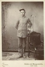 Giovane Soldier IN Uniforme