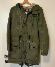 tigha Parker militare dal look