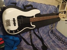 basso fender square a 280€ praticamente nuovo. 