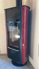 Stufa a legna Nordica modello Carillon in acciaio con maioliche rosse. 