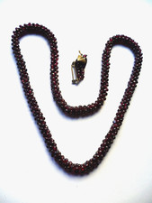 Collana e spilla in metallo giallo e granati - XX secolo