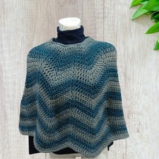 PONCHO DONNA IN LANA LAVORATO ALL'UNCINETTO HANDMADE IDEA REGALO ARTIGIANALE