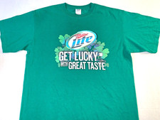 T-shirt folletto Miller Lite birra Get Lucky grande gusto nuova GRANDE