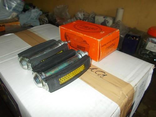 Coppia pedali neri - in, gomma