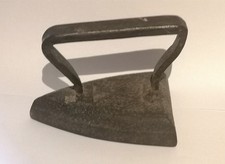 Antico ferro da stiro in ghisa