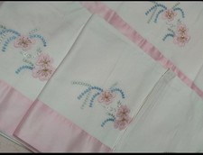 Lenzuola Matrimoniali Ricamate Con Federe Il Tutto Con Bordo Applicato In Raso .