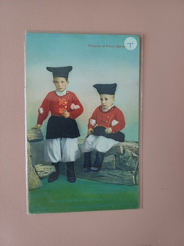 Cartolina costumi sardi non - sardi,