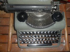 MACCHINA DA SCRIVERE   OLIMPIA FUNZIONANTE PER  OTTIMO DA REGALO  SAN VALENTINO