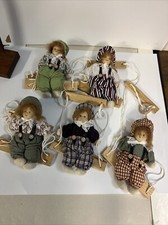 S—2.    5 Bambole vintage in porcellana e tessuto su legno giocattolo