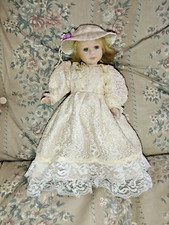 Bambola di porcellana  bellissima con cappello BAMBOLE